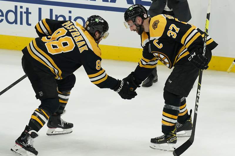 Pastrnak has hat trick as Bruins blast Islanders 5-2