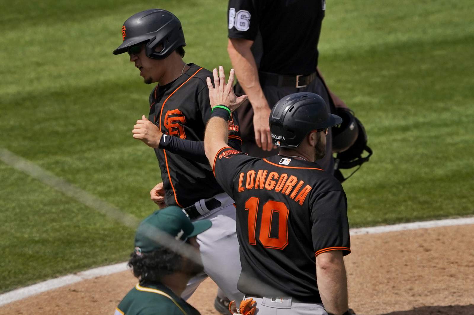 The Latest: Giants manager, some players, get vaccinated