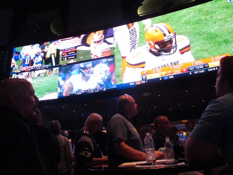 DraftKings plans sports betting bars in Detroit area, pending approval