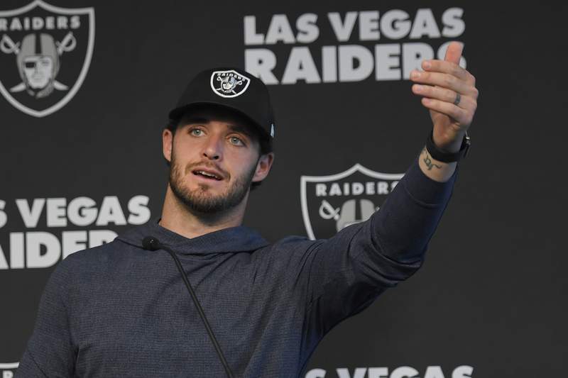 Carr confident with Olson calling Raiders' offensive plays