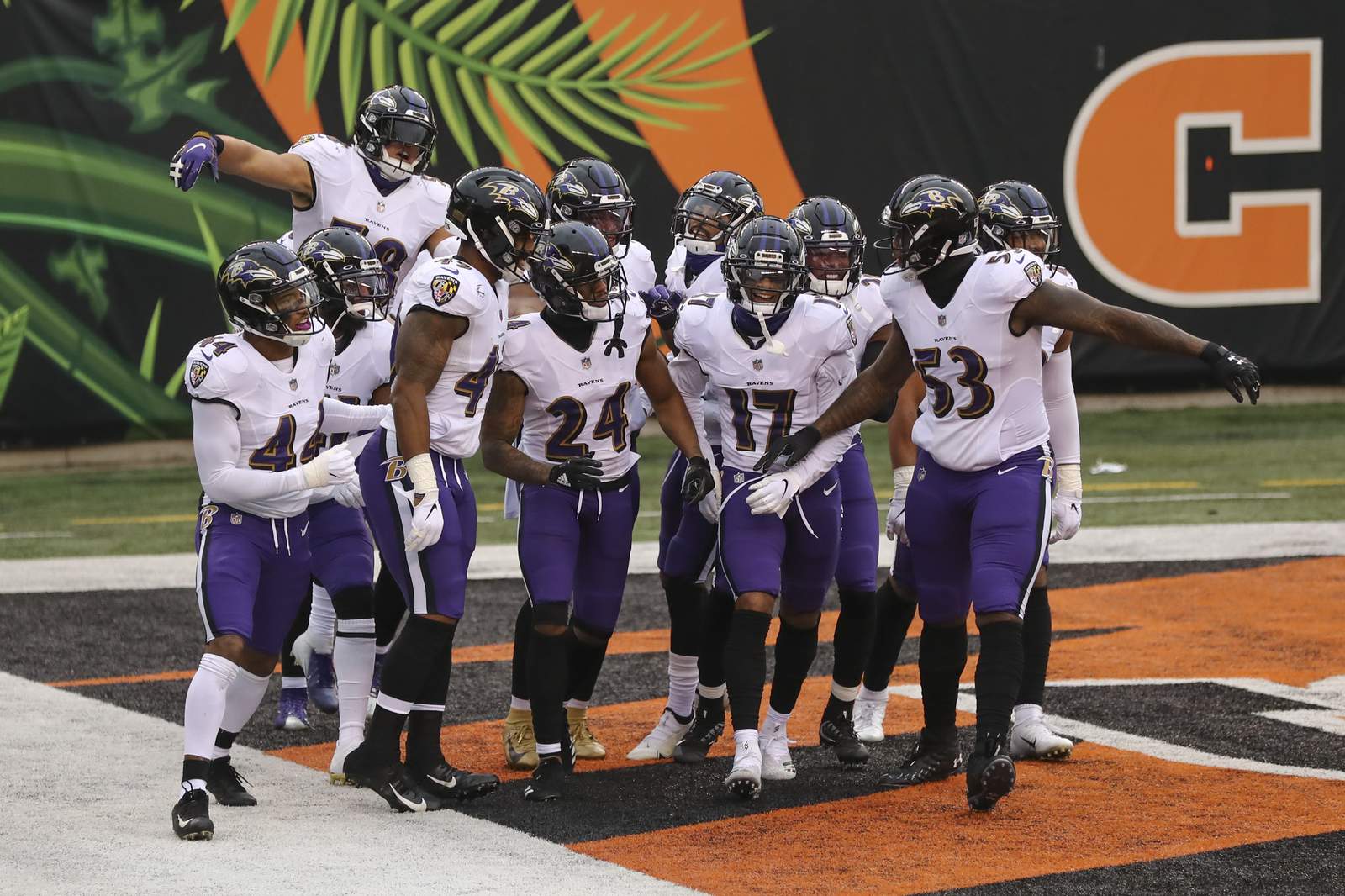 Ravens clinch playoff spot with 38-3 rout of Bengals