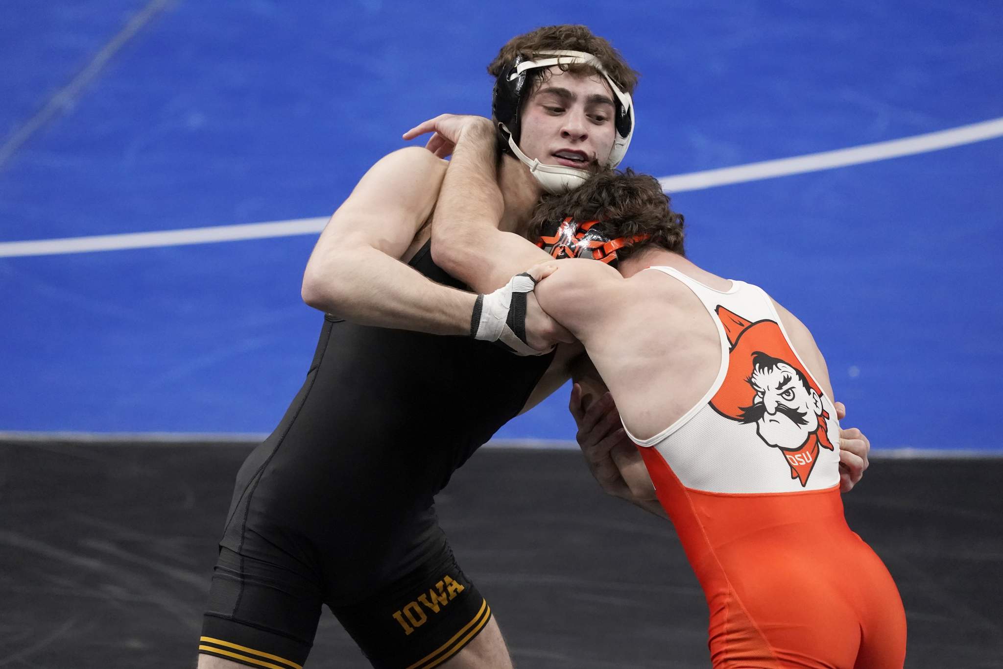 Lee becomes 3-time champ on bad knee, Iowa wins team title