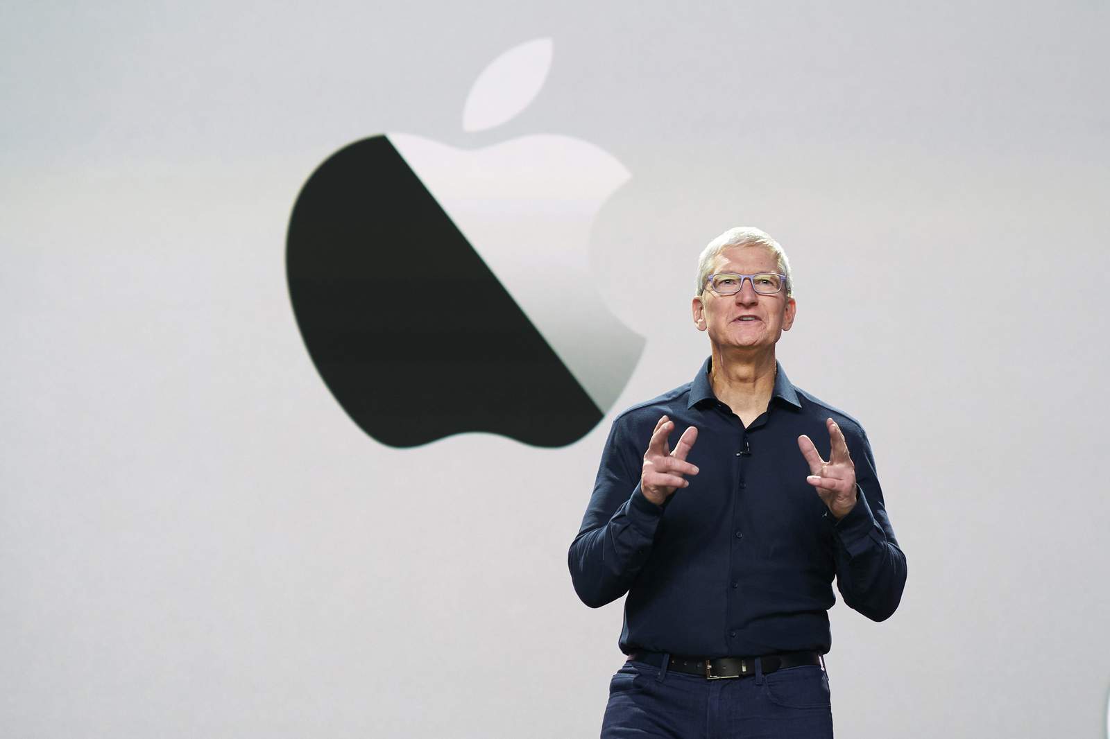 Apple is 1st US company to be valued at $2 trillion