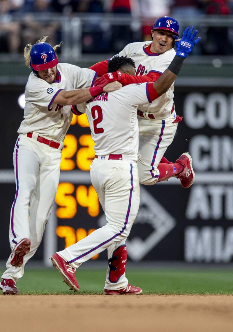 Trio of walkoffs helps Phillies move above .500