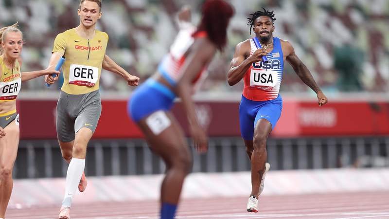 Video: U.S. mixed 4x400m relay DQs in prelims on late exchange