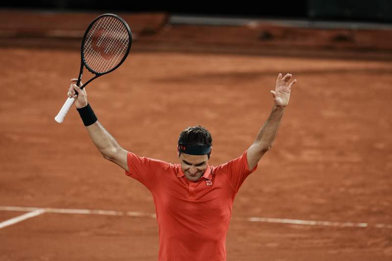 Federer struggles past Koepfer to reach French Open last 16