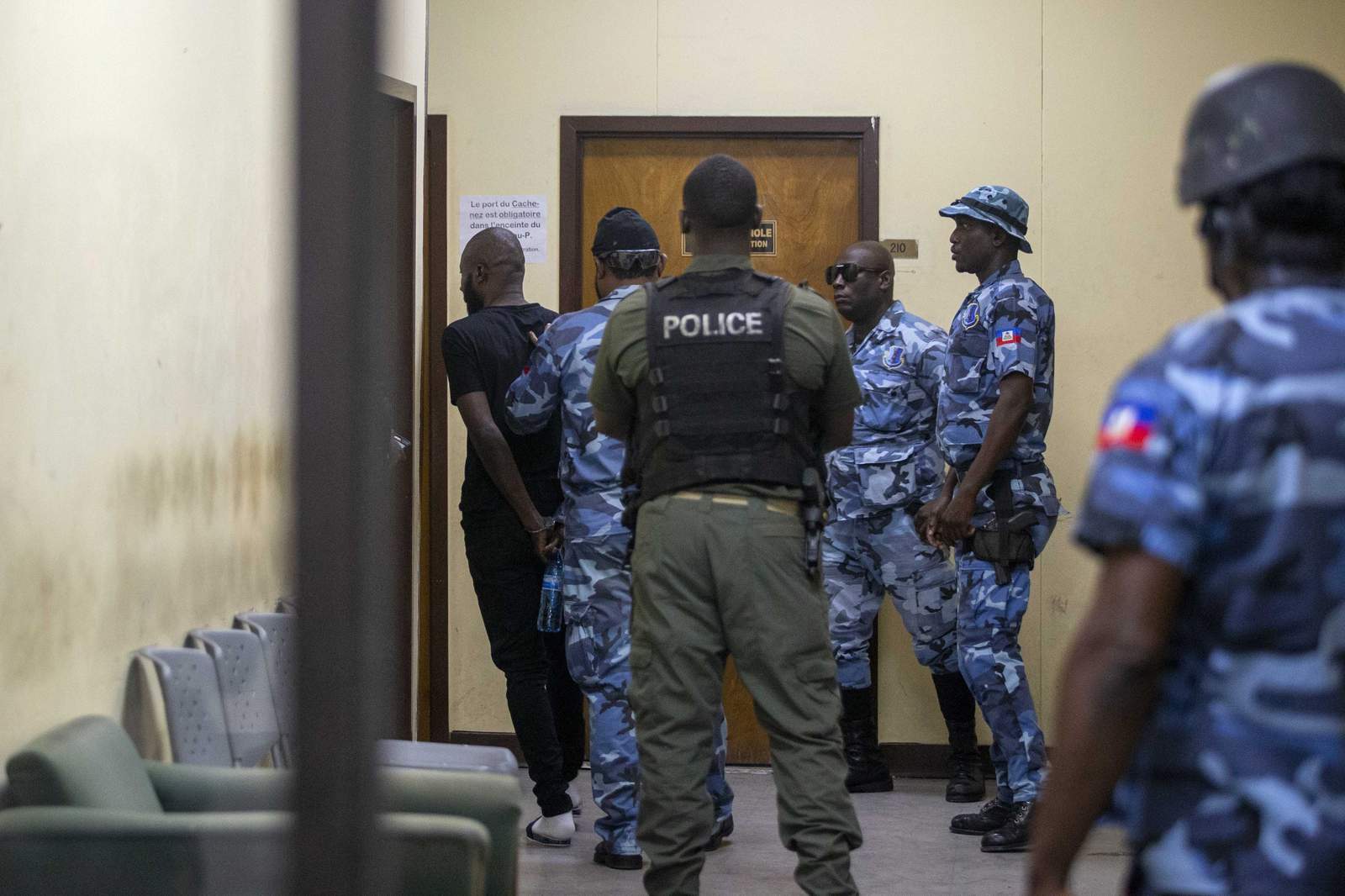 Officials: 400 escape, 25 dead after Haiti prison breakout