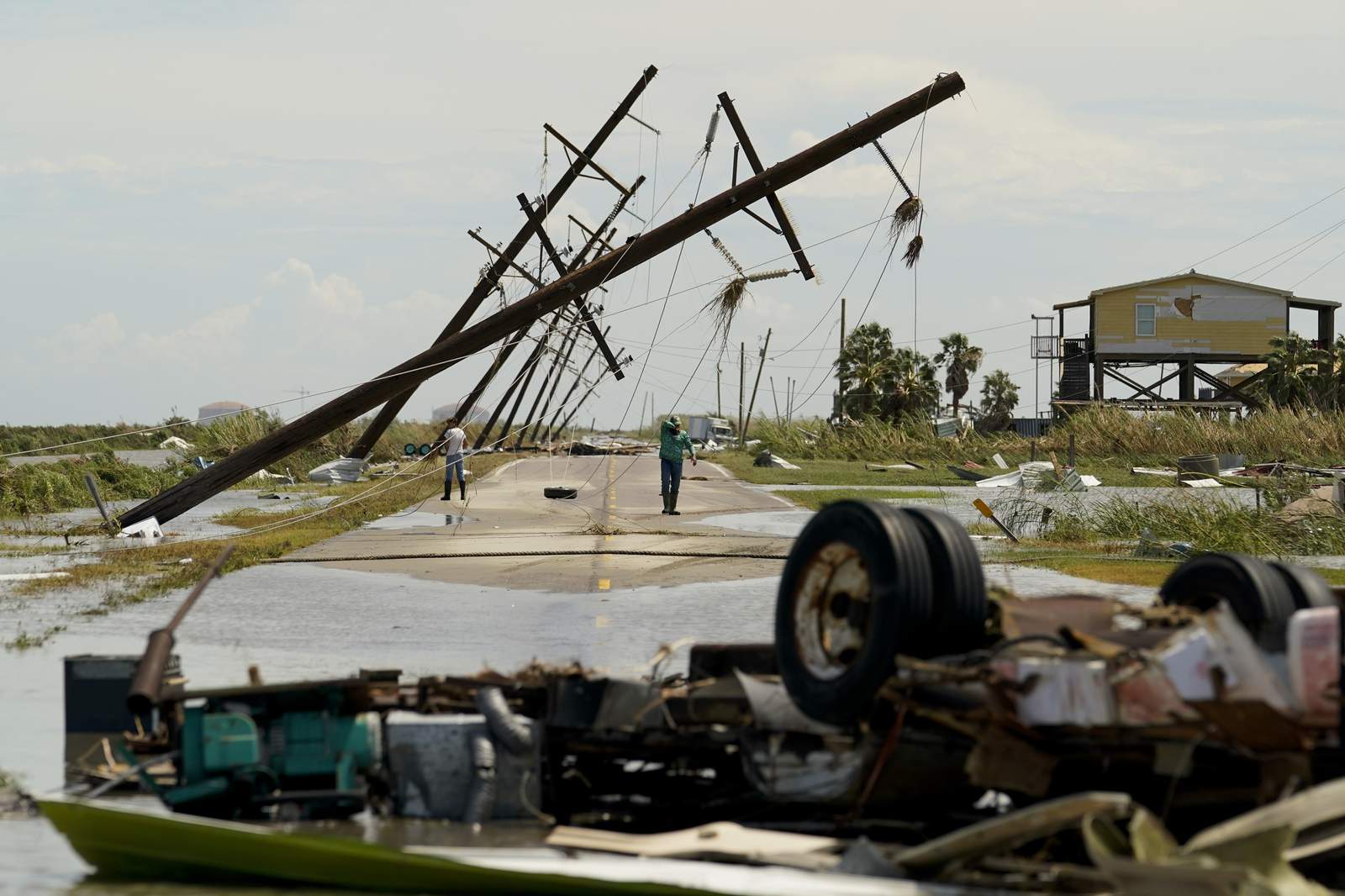 Laura thrashes Louisiana, nearby states face tornado threats