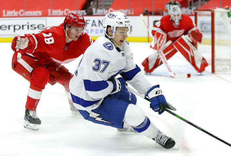 Lightning beat Red Wings 2-1, aiming for Carolina in Central