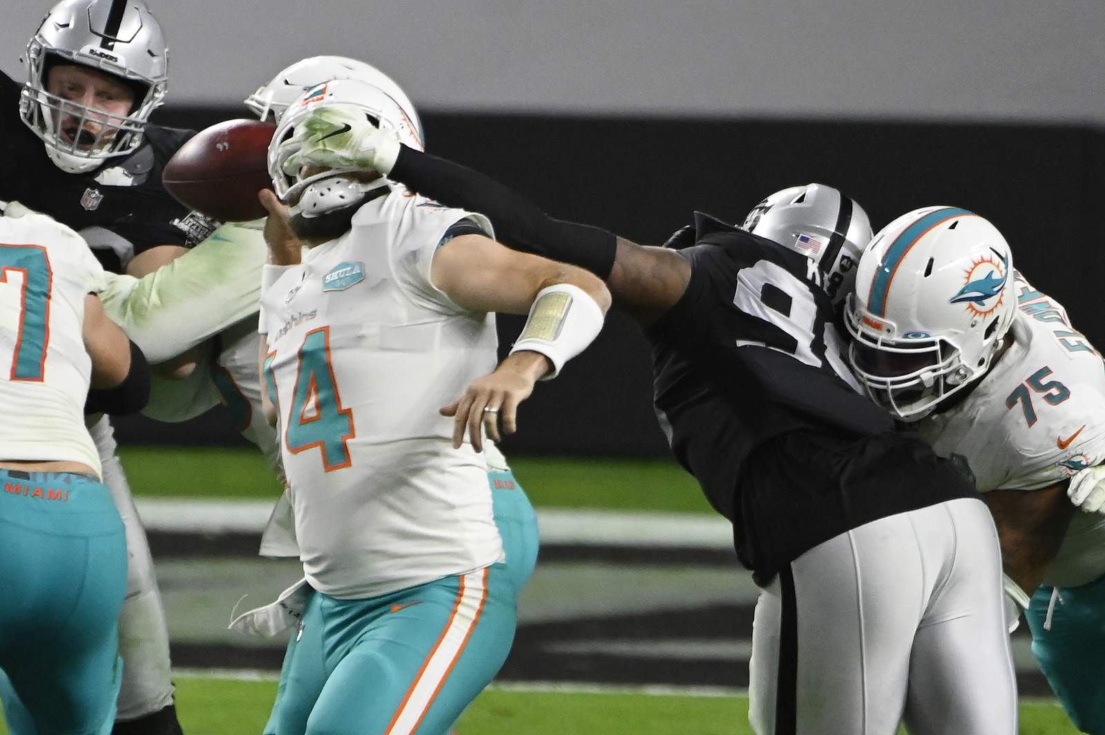 Dolphins stun Raiders 26-25 to move step closer to playoffs