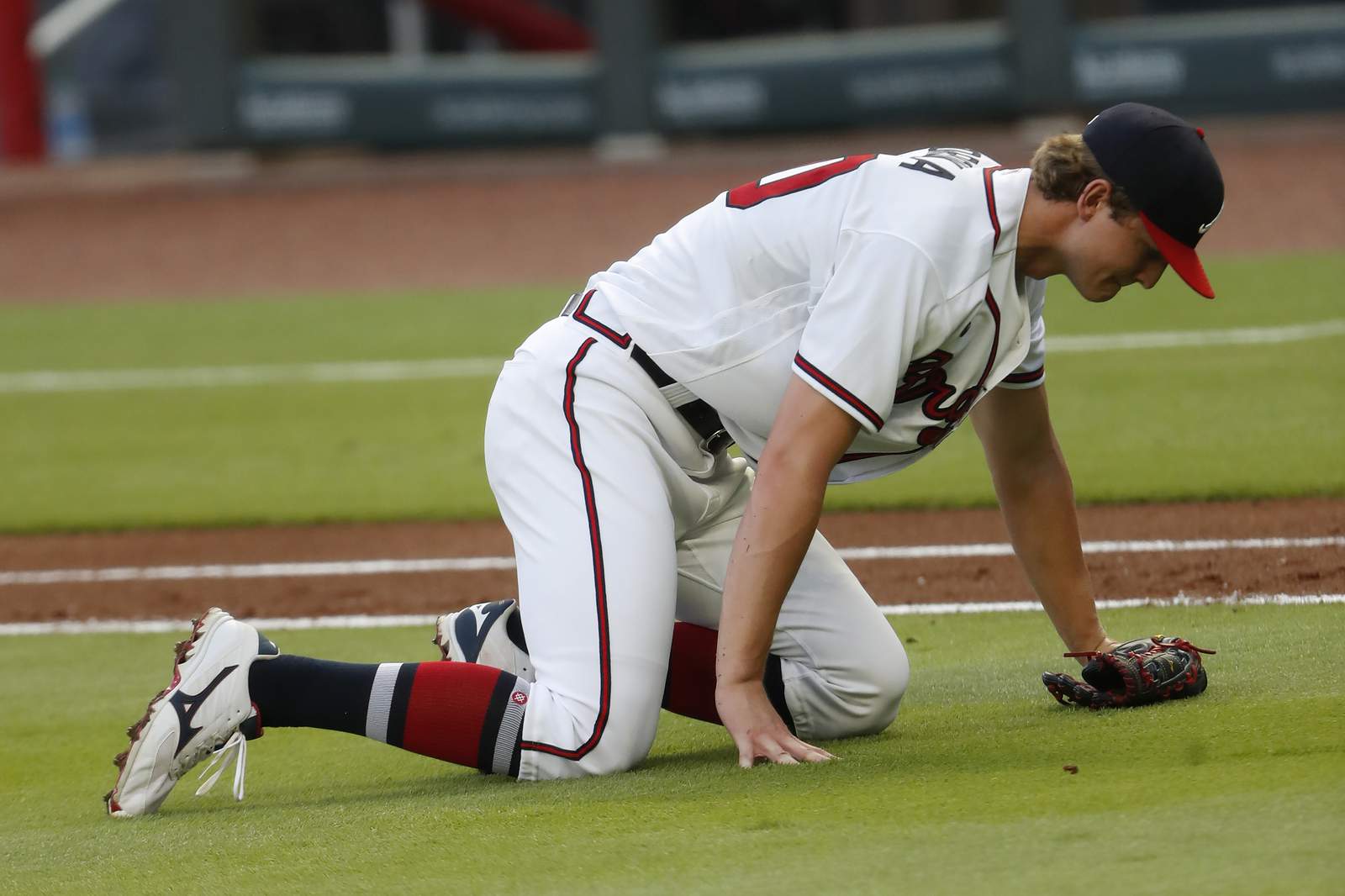 Braves ace Mike Soroka leaves game with injured right leg