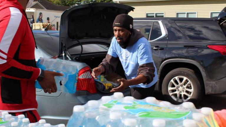 Volunteers, community members help distribute bottled water in Benton Harbor as community faces lead crisis