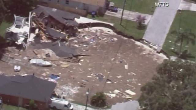 Live Video Active Sinkhole Swallows 2 Houses In Tampa Bay Area