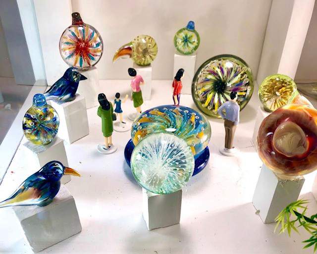 Glass artist known for social media scavenger hunts in Ann Arbor launches miniature art exchange