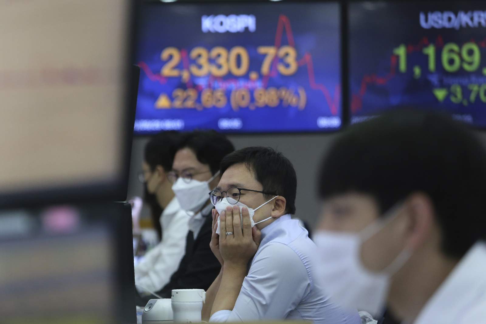 Asian stocks mixed after Wall St rally ahead of US debate