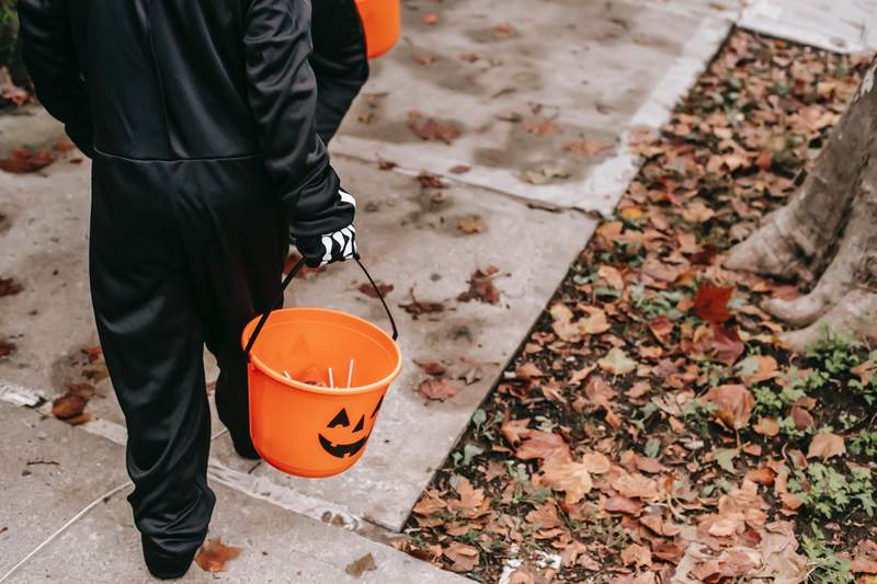Michigan issues 9 COVID safety recommendations for children, adults celebrating Halloween