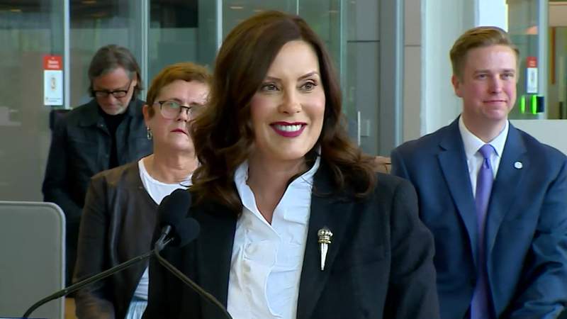 What Gov. Whitmer said about photo of her with large group of people at Michigan restaurant