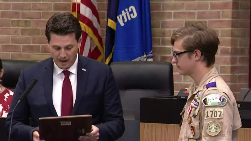 15-year-old Troy Boy Scout receives Heroism Award after saving family in rafting incident