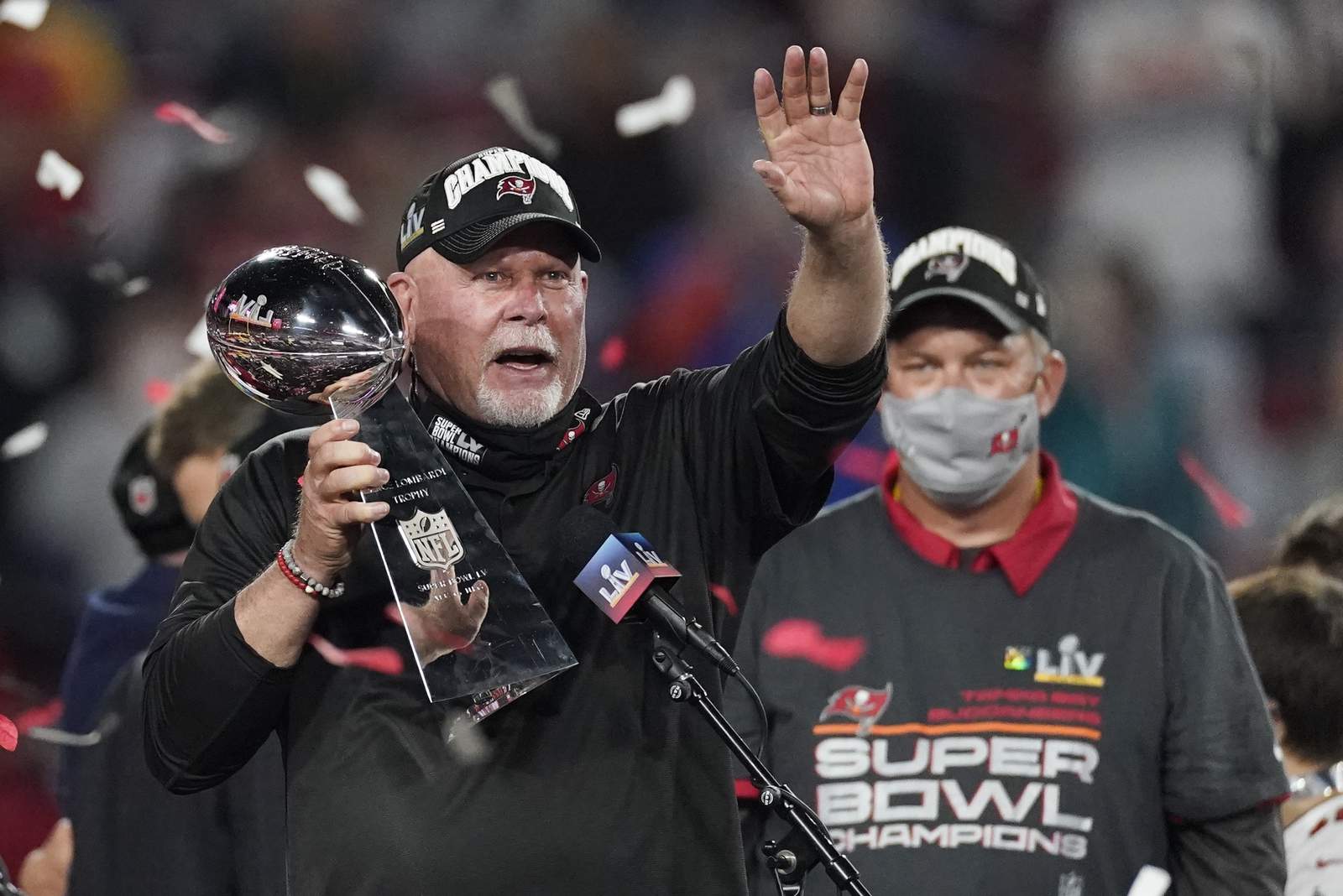 Bucs' Arians scoffs at rumors, says he's returning 'for 2'