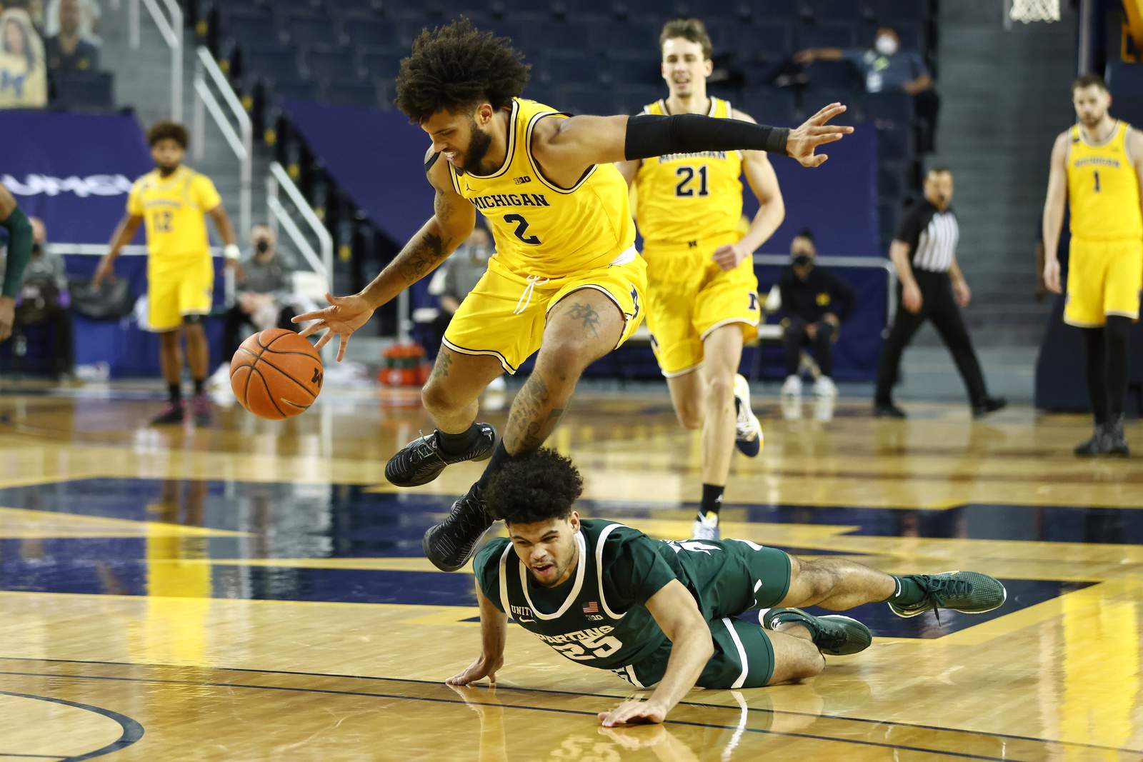 Michigan basketball clinches Big Ten title with runaway win over Michigan State