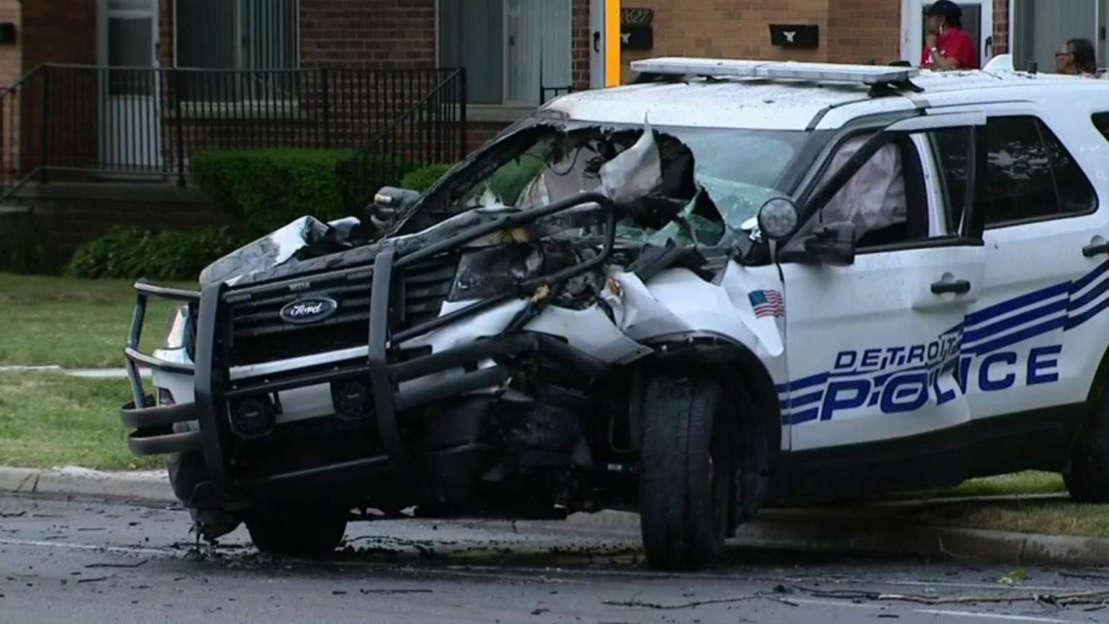 2 Detroit police officers hospitalized after hit-and-run crash