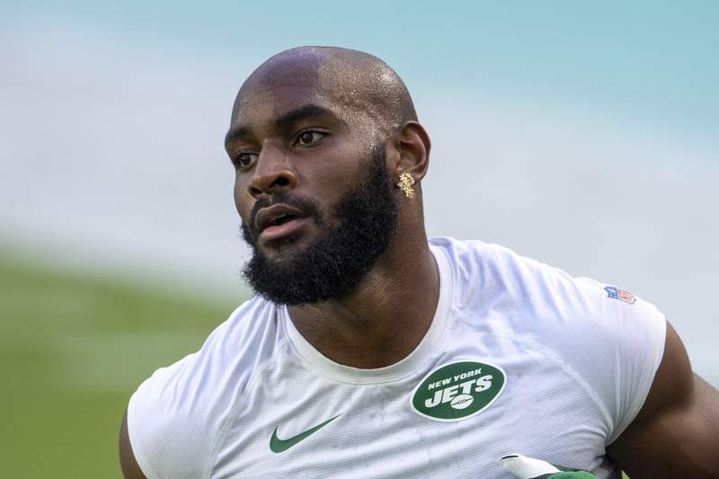 AP source: WR Crowder agrees to renegotiated deal with Jets