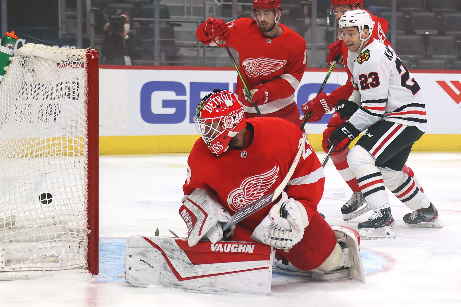 Red Wings lose to Blackhawks, 3-2, in overtime