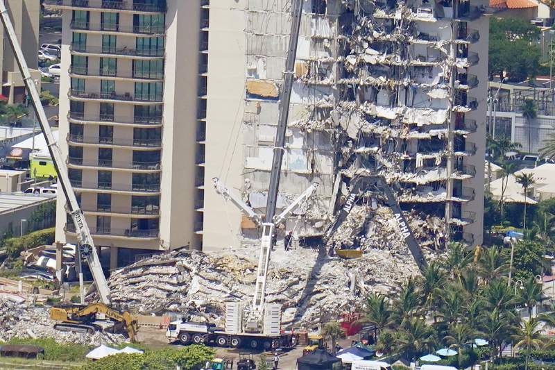 Families of the missing visit site of Florida condo collapse
