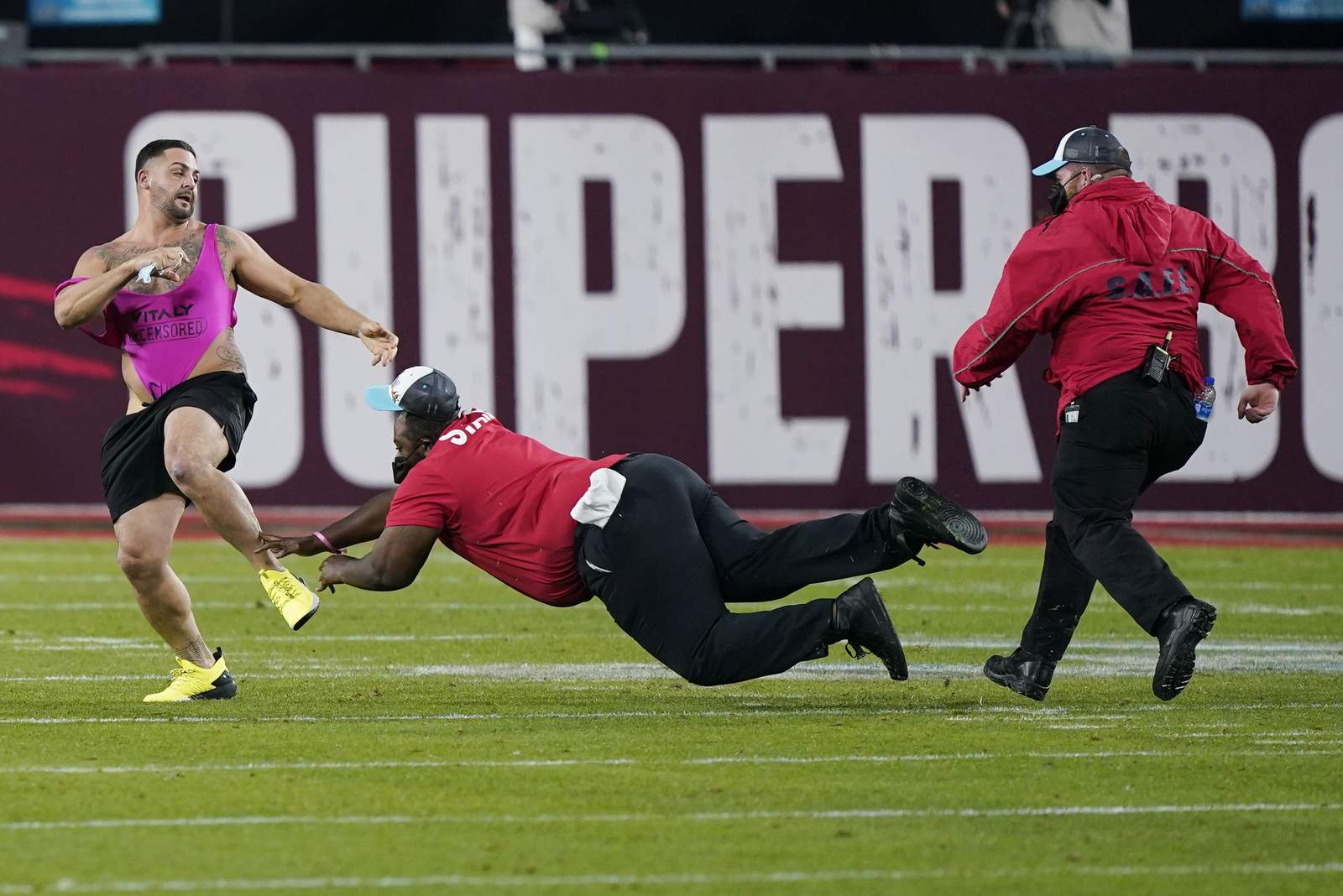 Listen to Kevin Harlan’s hilarious call of Super Bowl streaker: ‘Pull up your pants!’