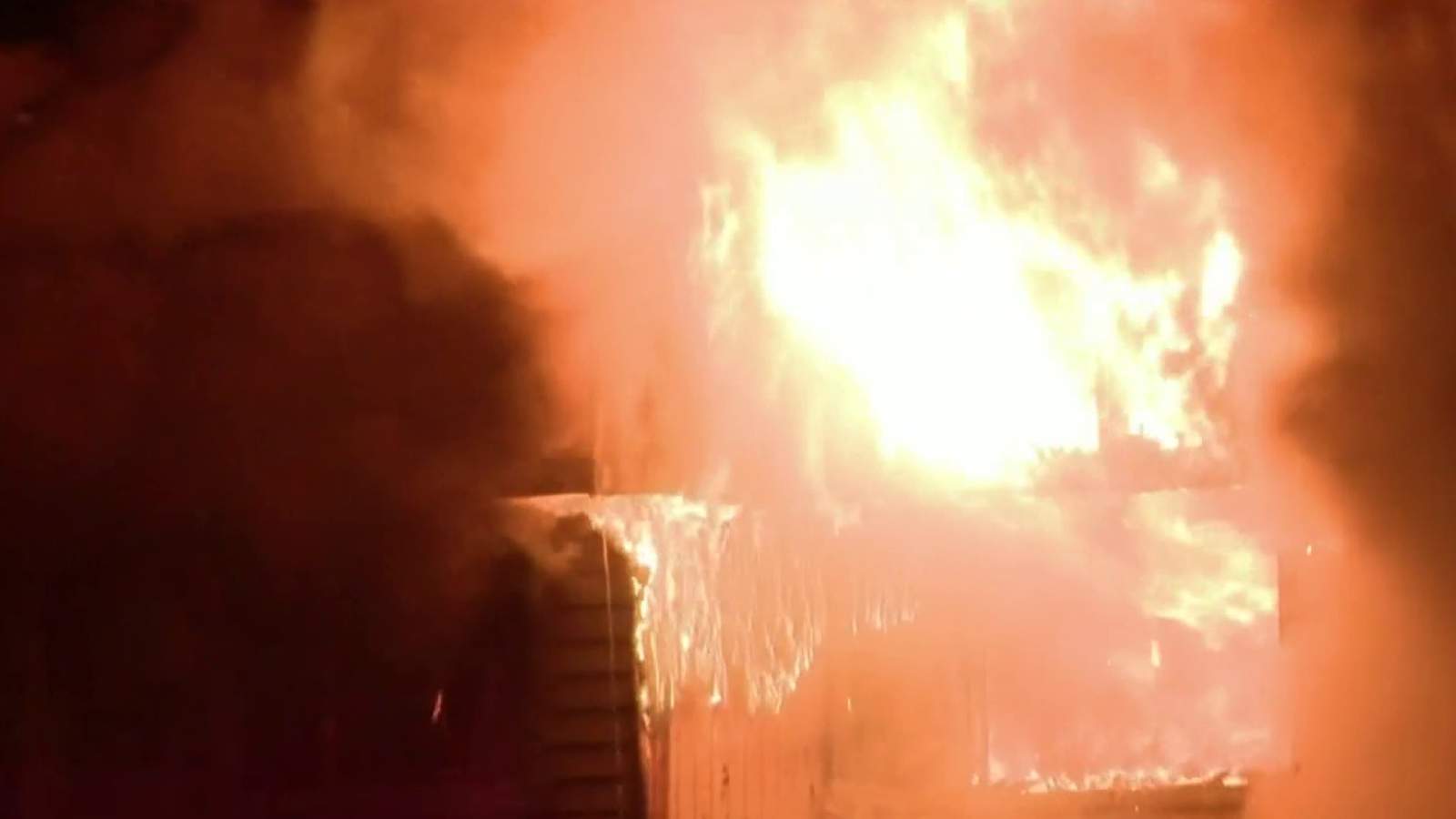 Fire rips through Riverview apartment complex