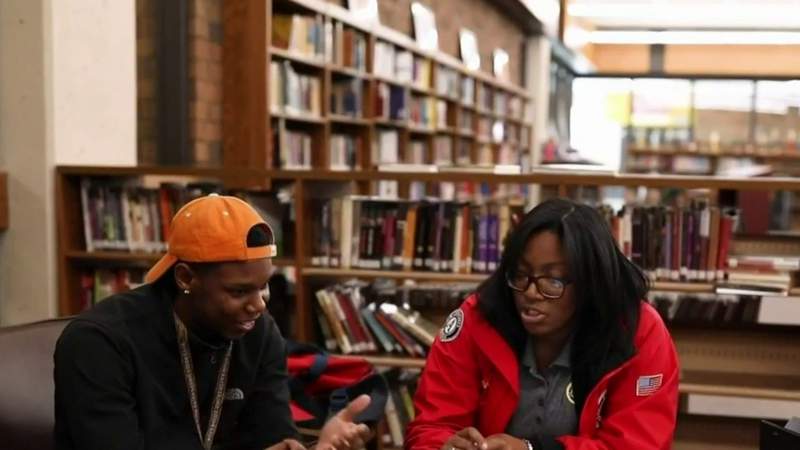 Nonprofit brings mentors to Detroit classrooms