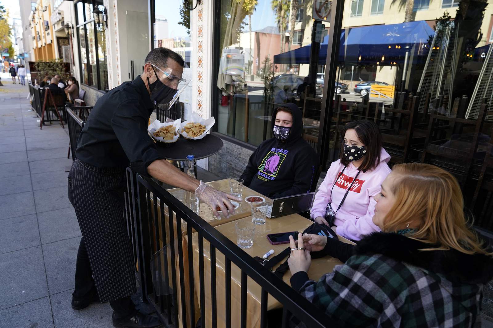 Pasadena bucks Los Angeles County to offer alfresco dining