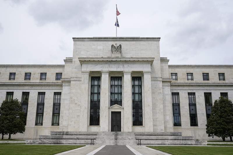 Fed watchdog to investigate officials' financial trades