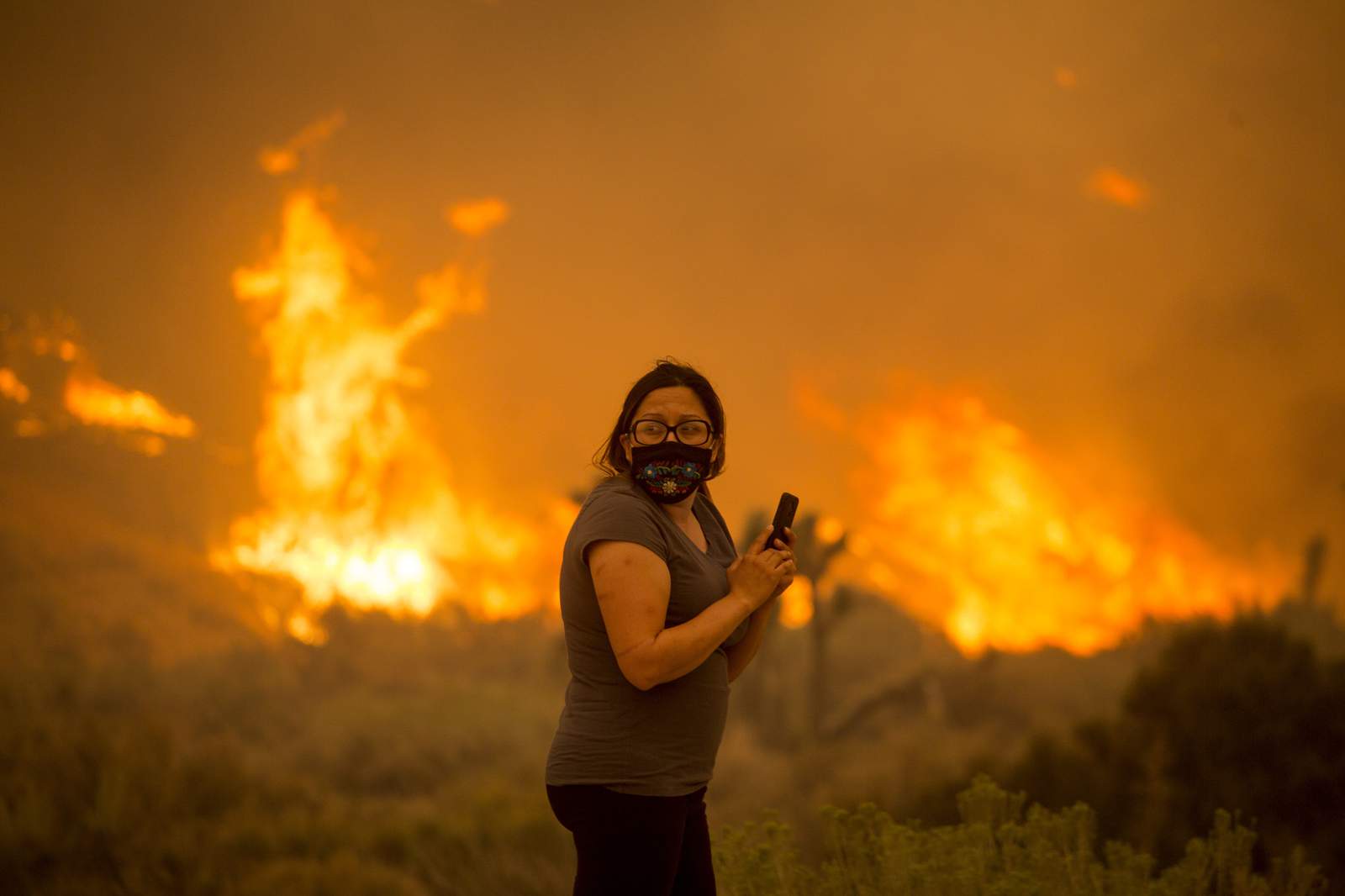 Enormous California wildfire threatens desert homes near LA
