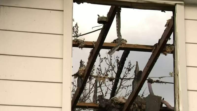 Family loses everything in Warren apartment fire