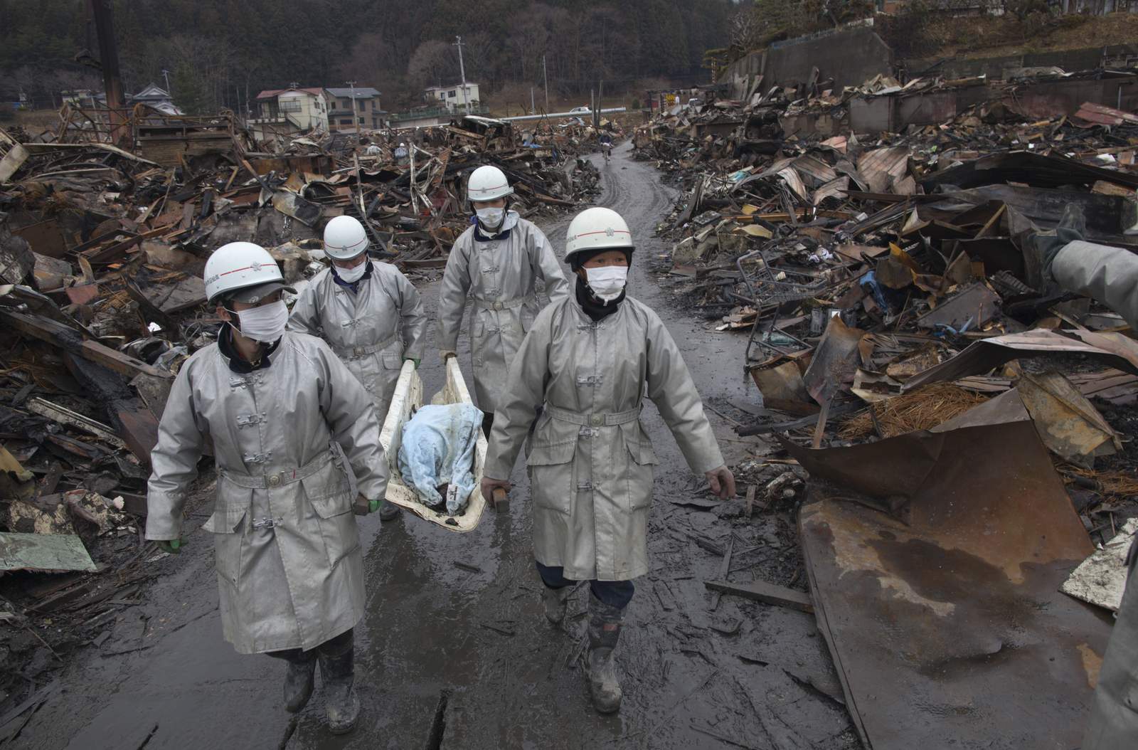 День после взрыва. Авария на АЭС Фукусима-1 взрыв. Авария на АЭС Фукусима пострадавшие. Катастрофа на Чернобыльской АЭС взрыв. Люди после атомной электростанции Чернобыль.