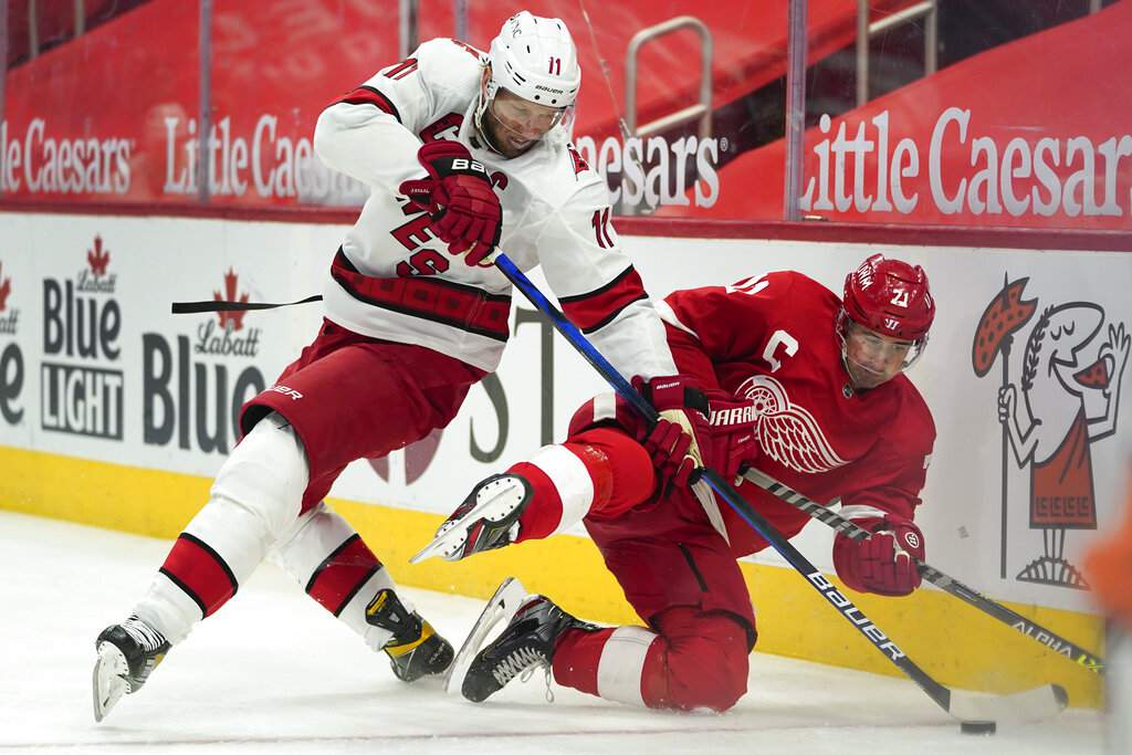 Hurricanes top Red Wings for 8th straight, take Central lead