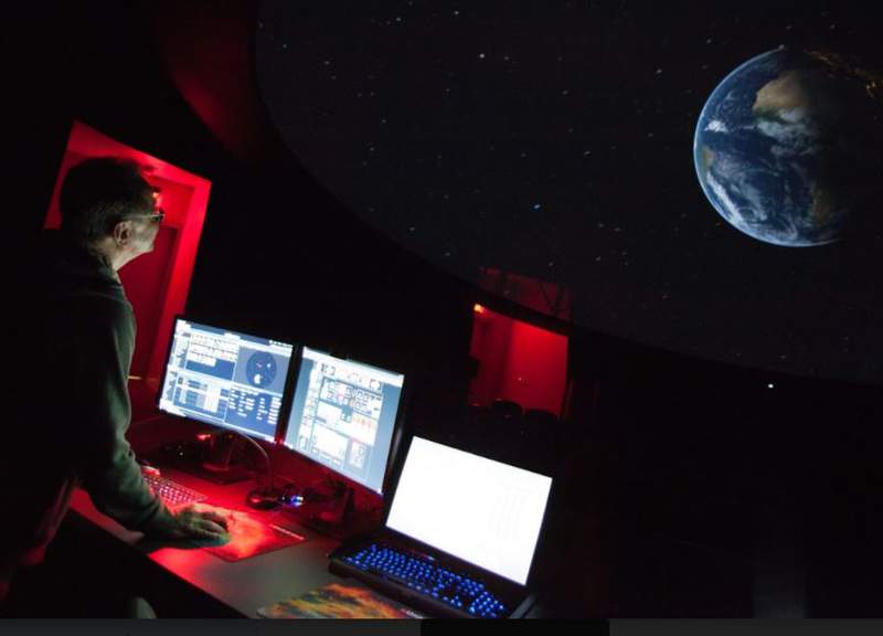 Planetarium manager at U-M’s Museum of Natural History retires after 32 years