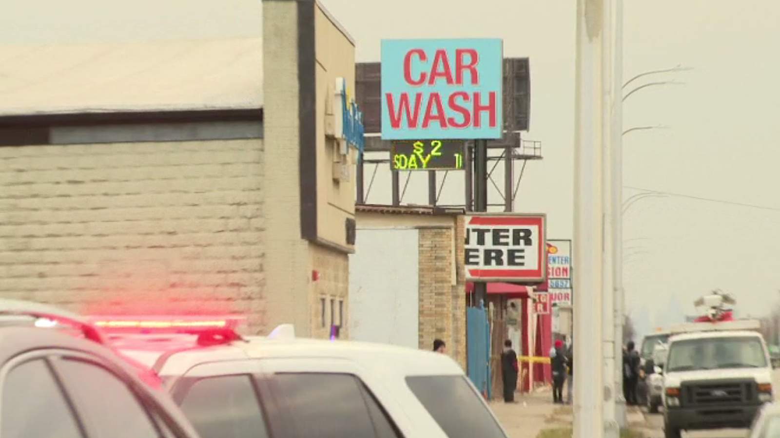 Man dies after running into Detroit car wash saying he was shot