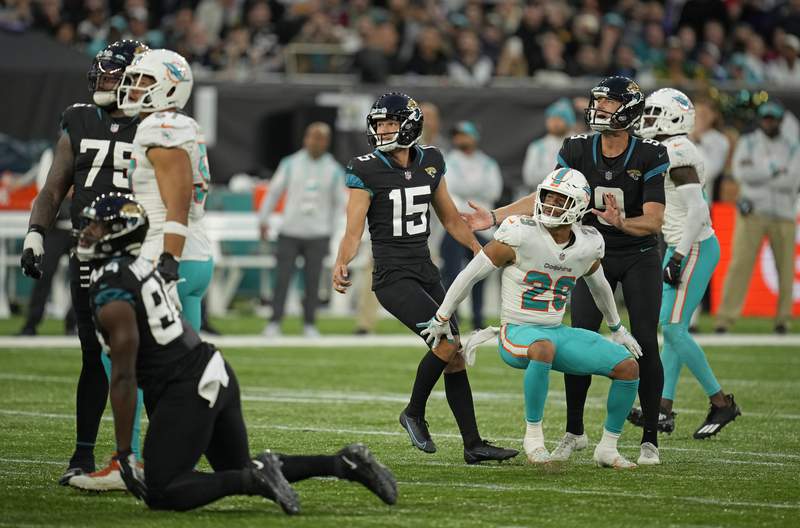 Jags end 20-game skid with 53-yard FG to beat Dolphins 23-20