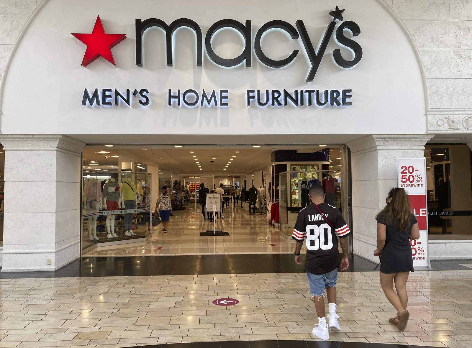 Macy's closes out a horrendous year with hope for 2021