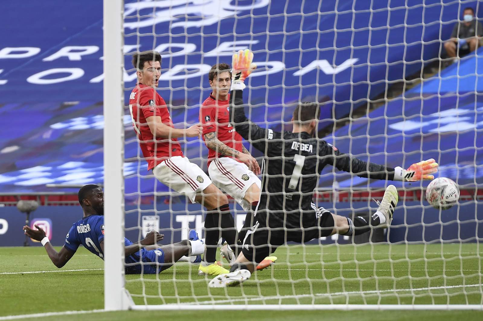 De Gea mistakes see Chelsea beat Man U to reach FA Cup final