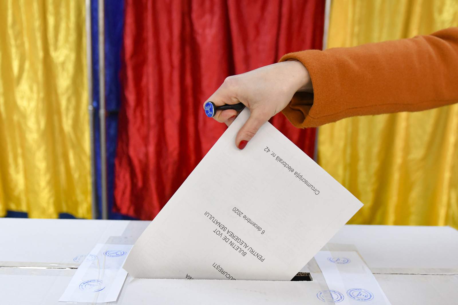 Romanians elect new lawmakers, seek end to political turmoil