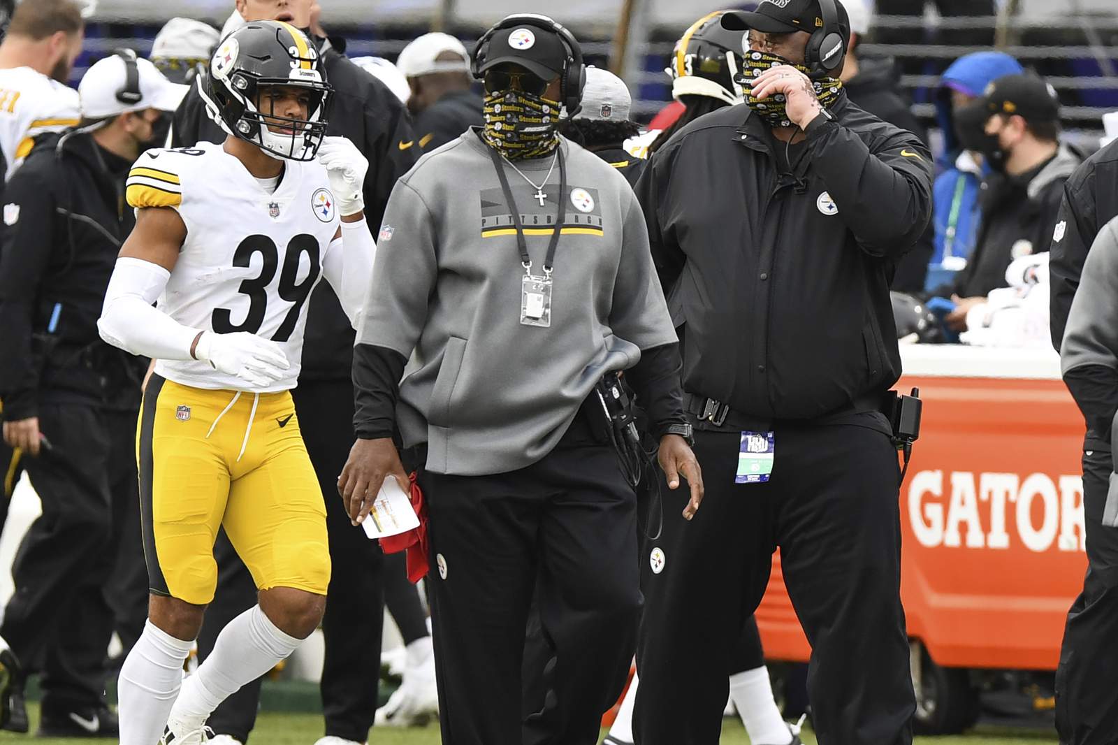 AP source: Tomlin, Steelers fined for improper mask wearing