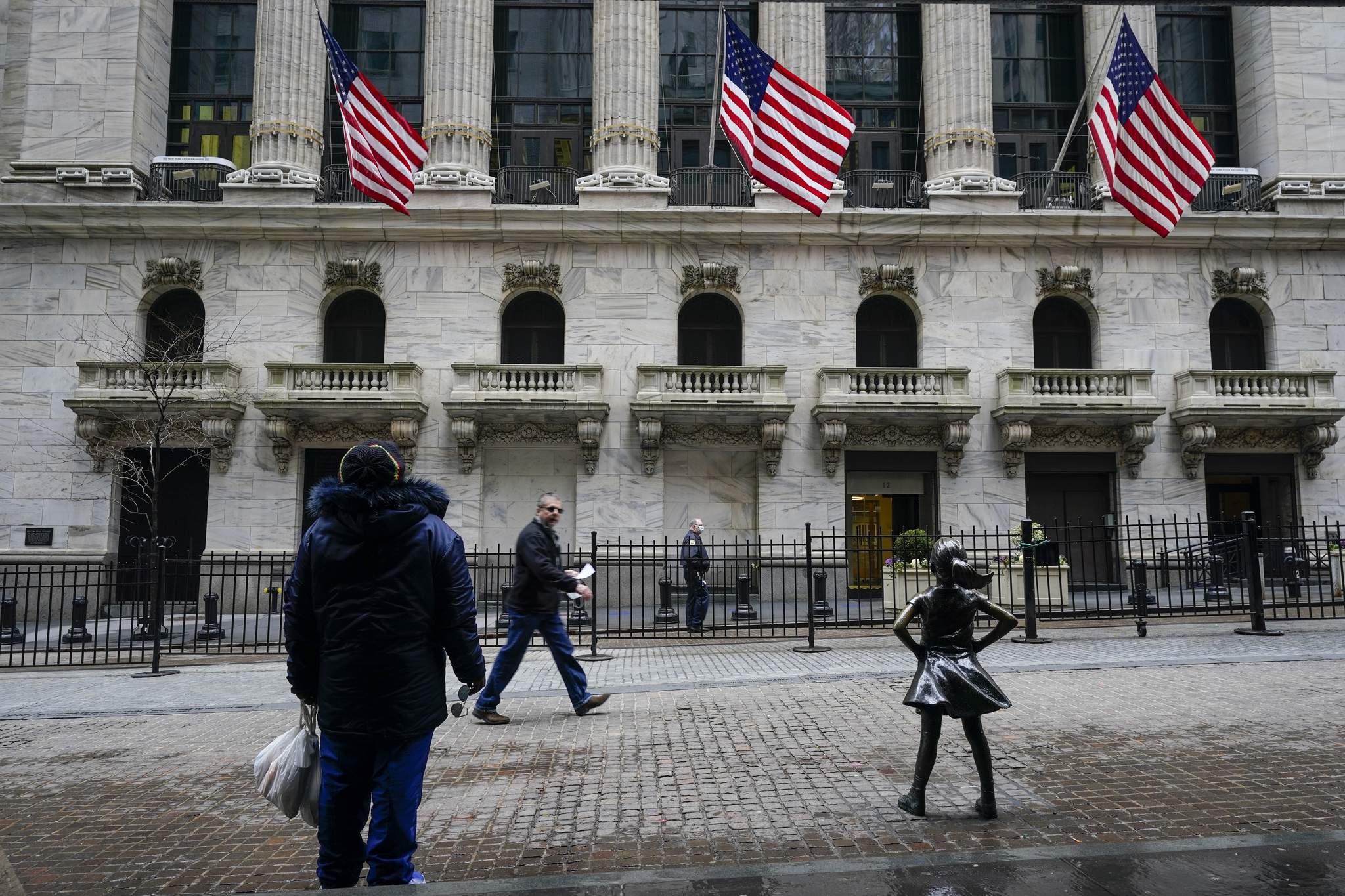 Wall Street closing lower; bank stocks fall