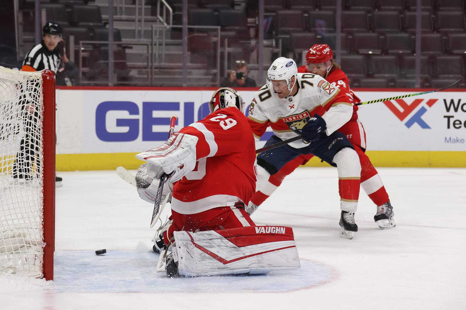 Patric Hornqvist scores twice, Panthers rout Red Wings 7-2