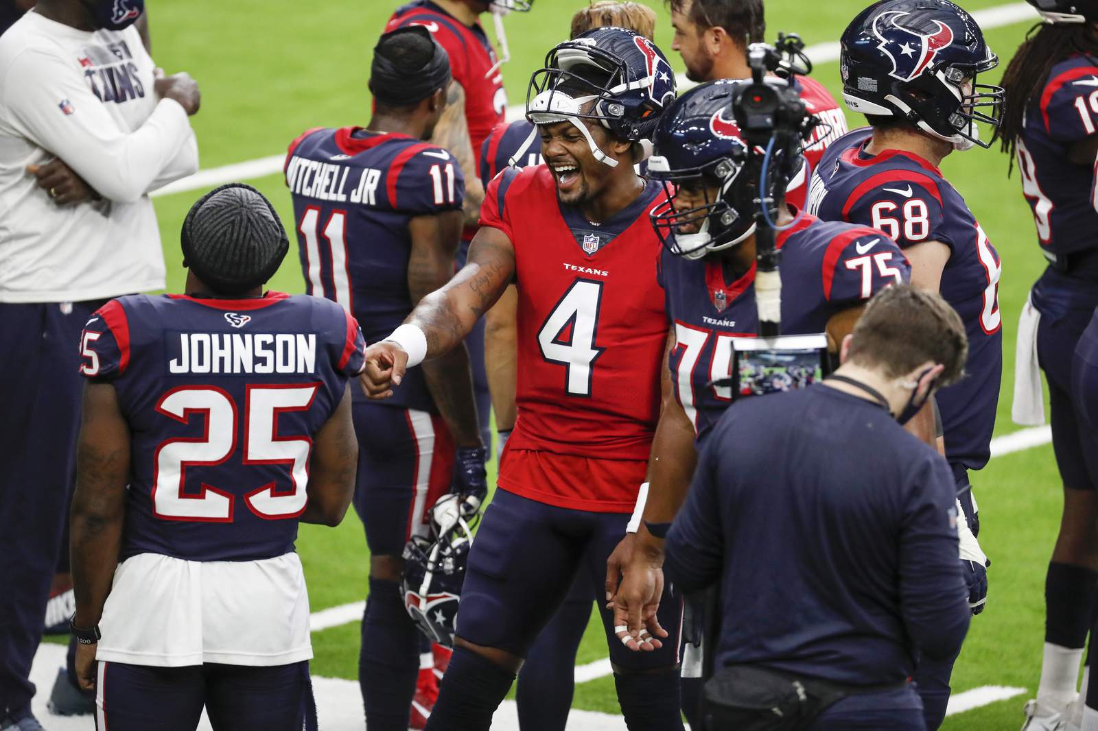 Watson agrees to 4-year, $160 million extension with Texans