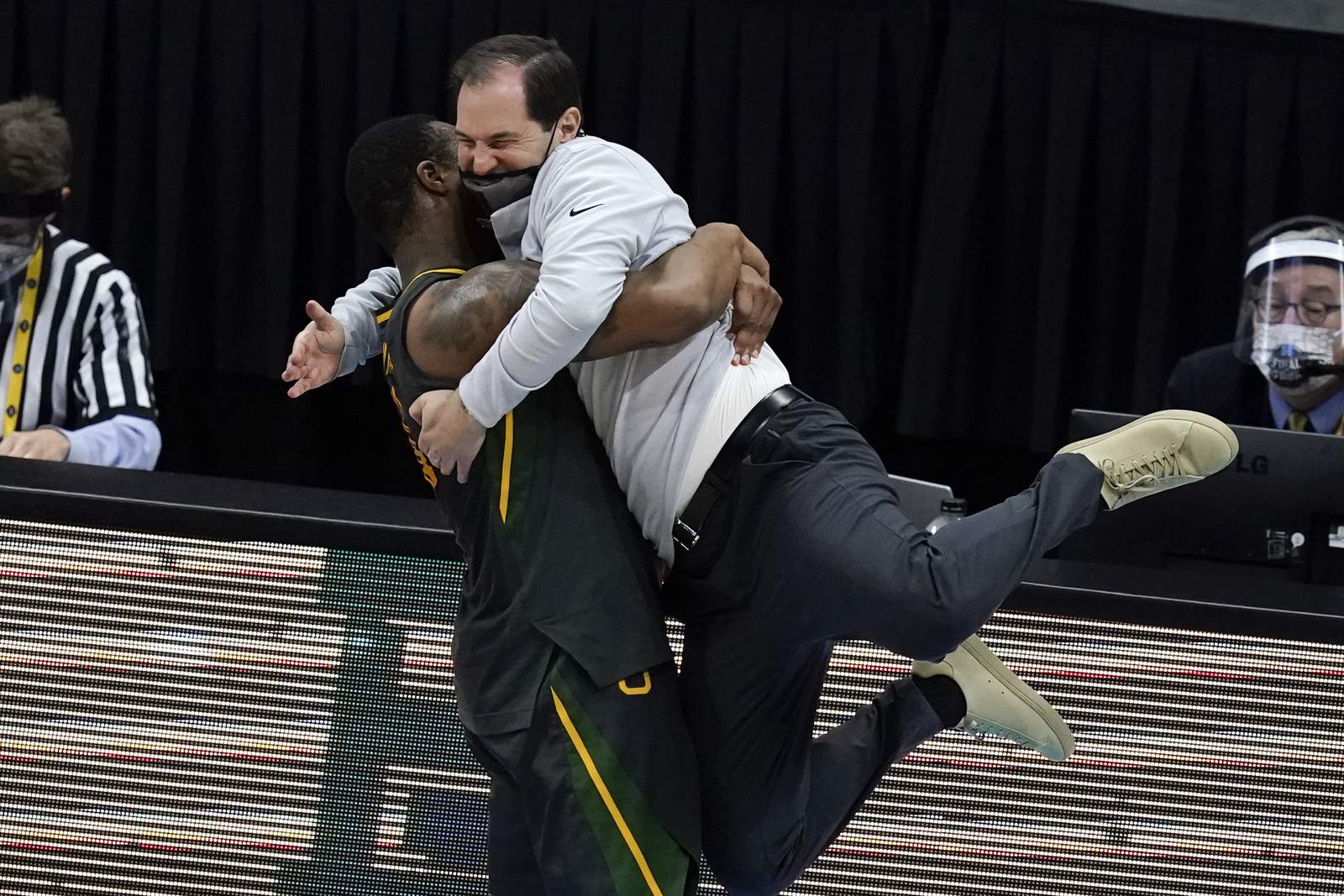The Latest: Baylor 1st national title denies Zags perfection