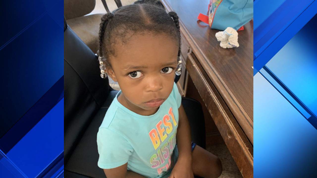 Detroit police looking for family of young girl who was found alone