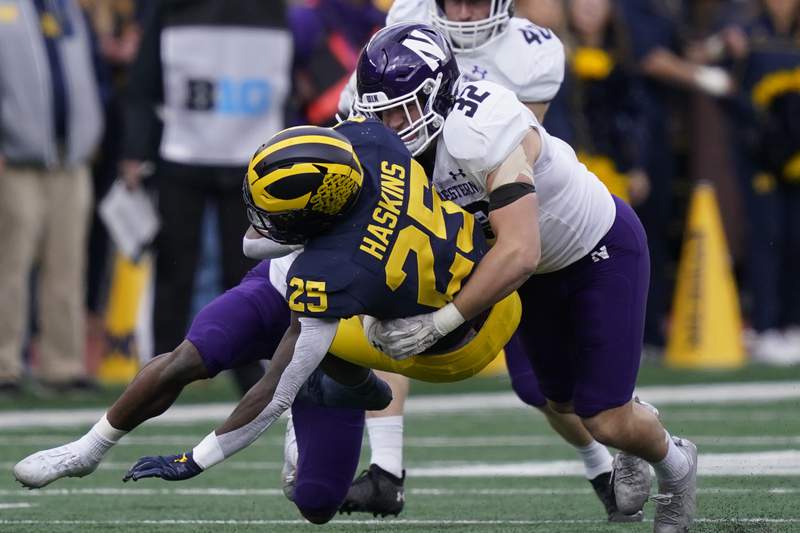 Michigan tops Northwestern, 33-7, to remain undefeated ahead of Michigan State